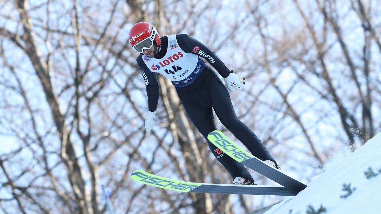 Skisprung-Weltmeister Markus Eisenbichler ist beim Weltcup im russischen Nischni Tagil im ersten Durchgang gescheitert.