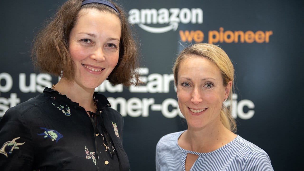 Bianca Ebermayer (l) und Eva Elsner haben beide je eine 75-Prozent-Stelle bei Amazon - und insgesamt sechs Teams unter sich.