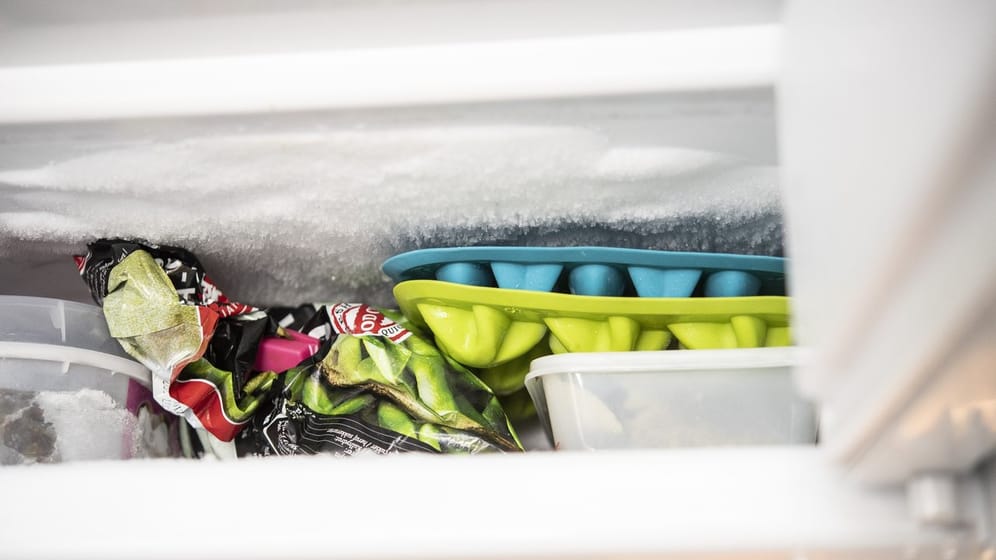Je dicker die Eisschicht, desto höher ist der Energieverbrauch des Tiefkühlschranks.