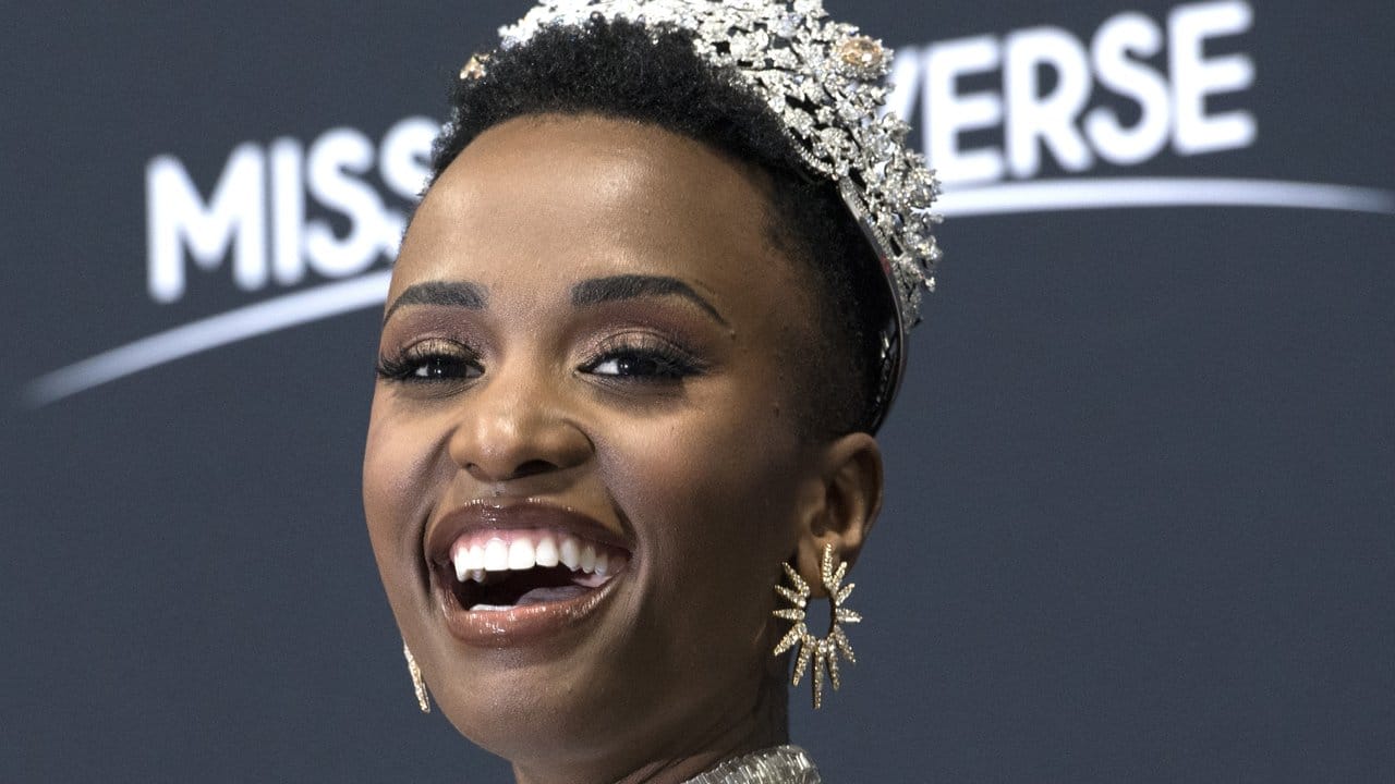 Zozibini Tunzi, die Miss Südafrika 2019, ist neue "Miss Universe".