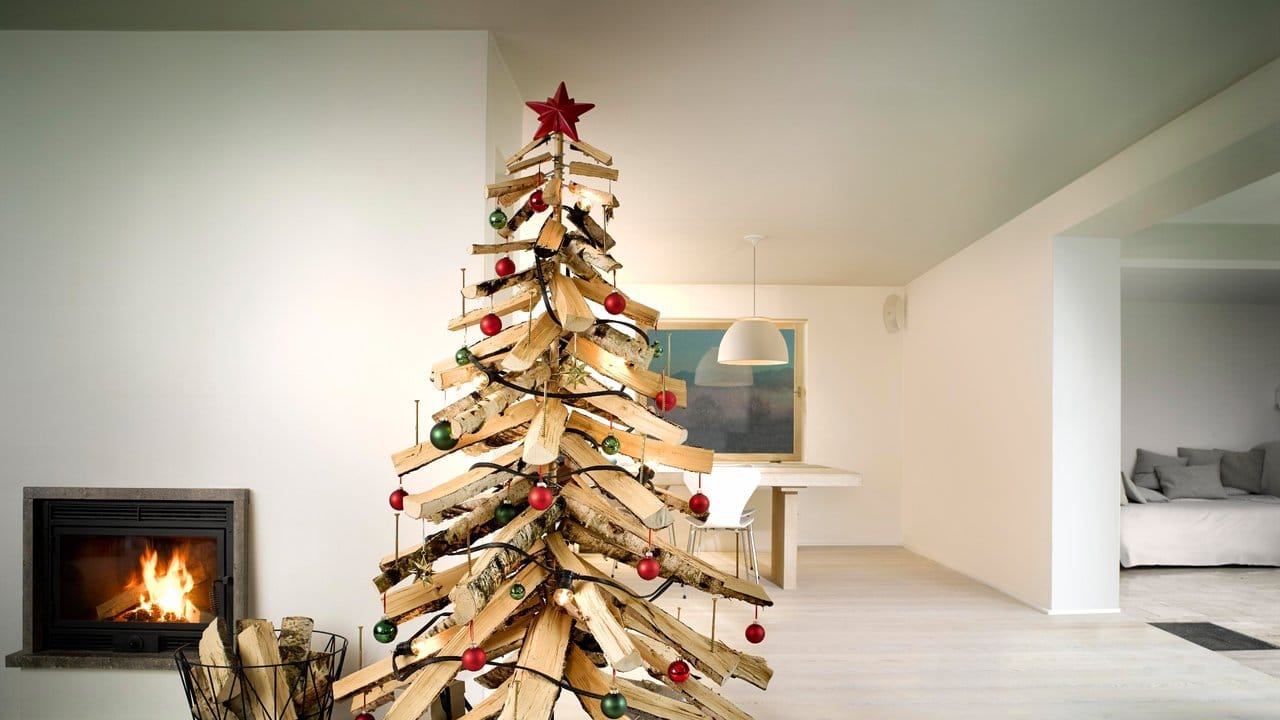 Wer es ganz richtig machen möchte, setzt auf dauerhafte Weihnachtsbaum-Alternativen aus natürlichen Materialien - wie dieser Baum aus Holzscheiten von der DIY Academy.