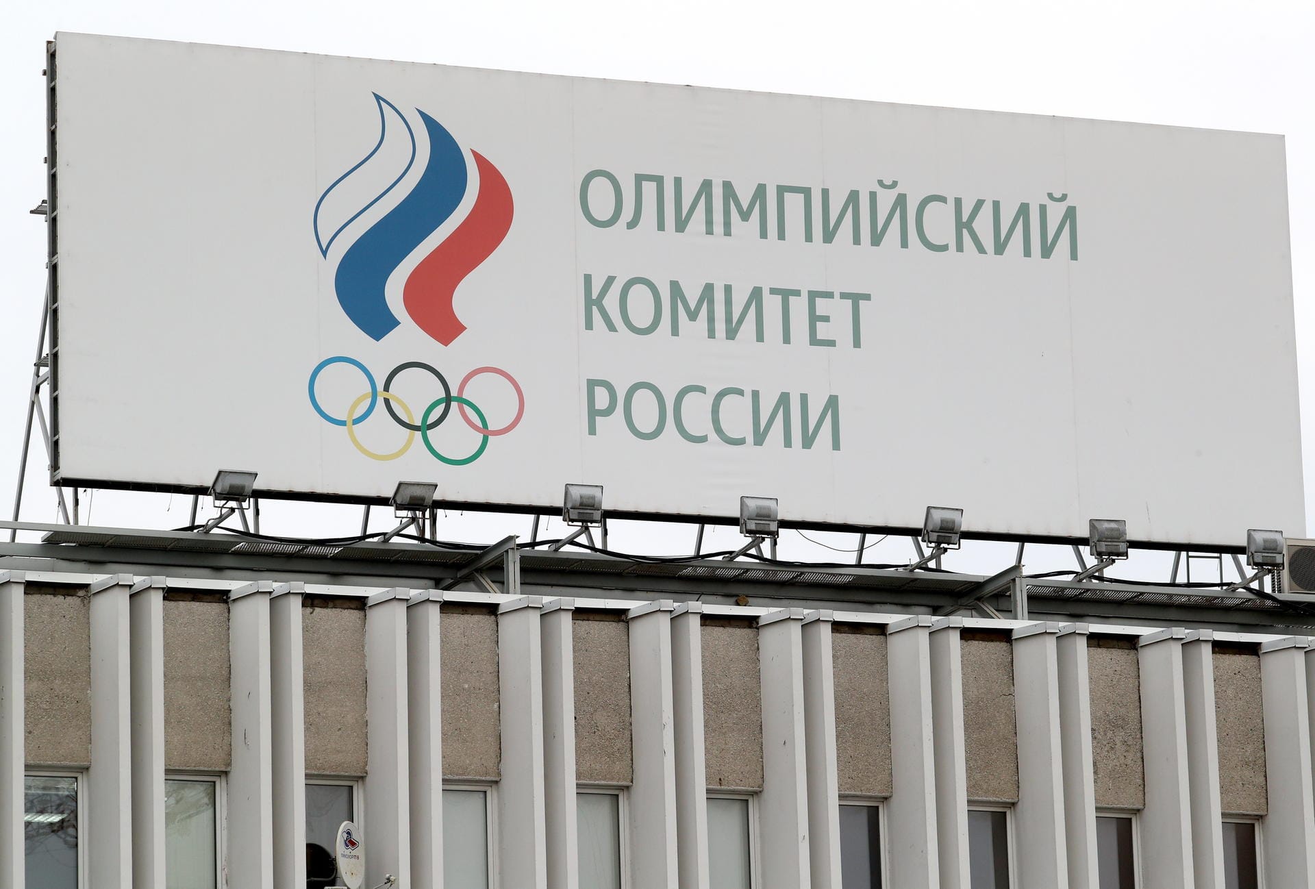 5. Das Land darf während des Vierjahreszeitraumes keine Sportgroßveranstaltungen ausrichten oder sich um WM oder andere wichtige Ereignisse bewerben. Darüber hinaus kann Russland sich nicht für die Olympischen Spiele und Paralympics 2032 als Ausrichter bewerben.
