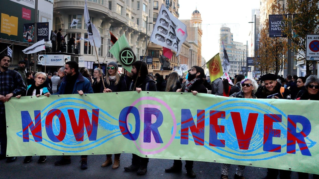 Aktivisten der Umweltbewegung Extinction Rebellion protestieren gegen die nicht nachhaltige Textilindustrie in der Innenstadt von Madrid.