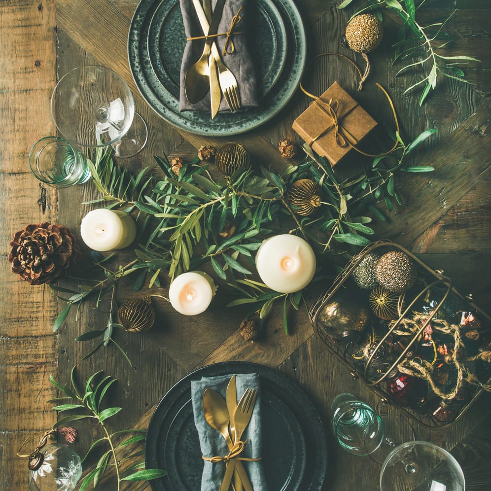Festlich gedeckter Tisch: Mit einigen Kerzen, grünen Zweigen und Tannenzapfen, Glöckchen oder Geschenken können Sie ganz leicht aus jedem Tisch etwas Besonderes machen.