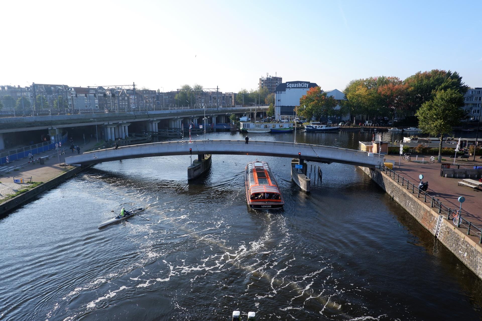 The Great Bubble Barrier: Die erste langfristig installierte Säuberungsanlage wird den Müll aus Amsterdams Kanal "Westerdok" sammeln. Dies verhindert, dass der Plastikmüll in die Nordsee treibt.