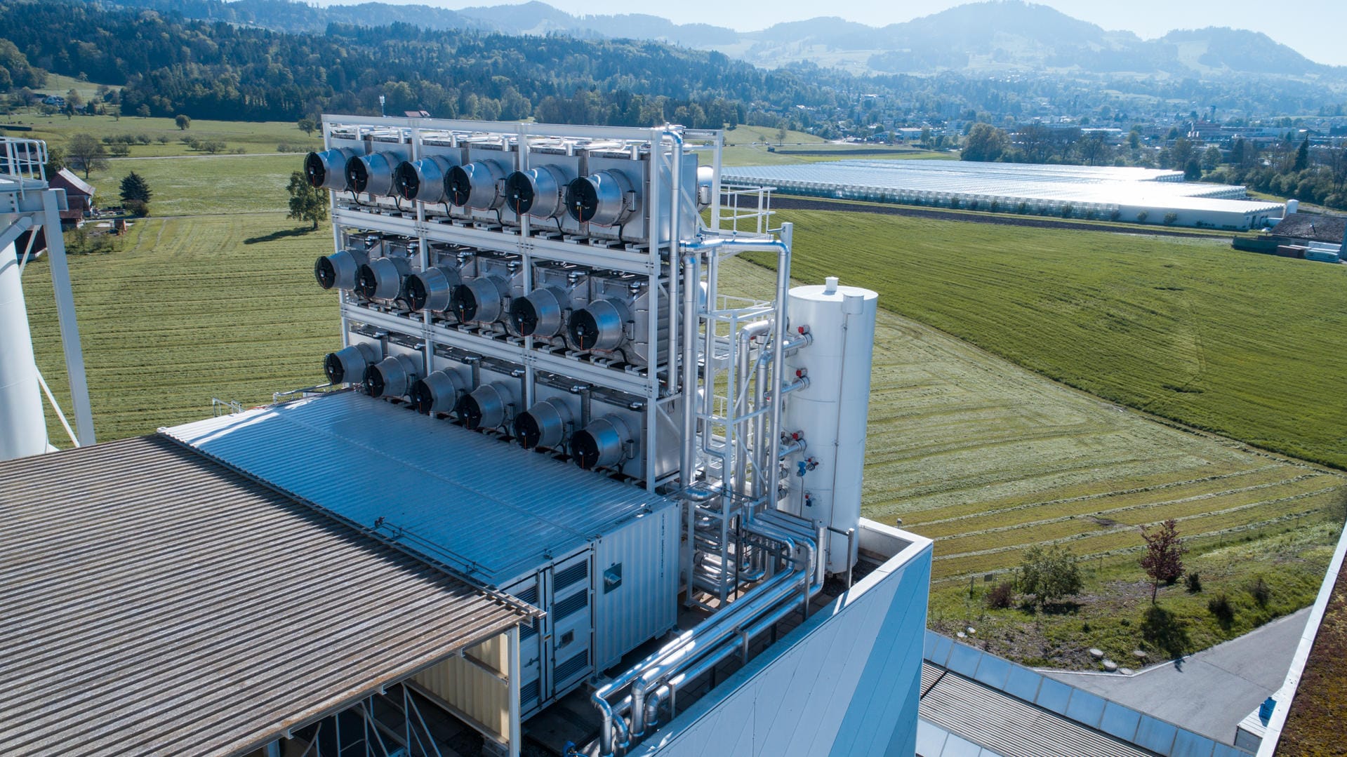 Die Anlagen von Climeworks: Sie filtern CO2 aus der Luft und speichern das Gas entweder unterirdisch in Steinform oder verkaufen es an Gewächshäuser oder die Getränkeindustrie.