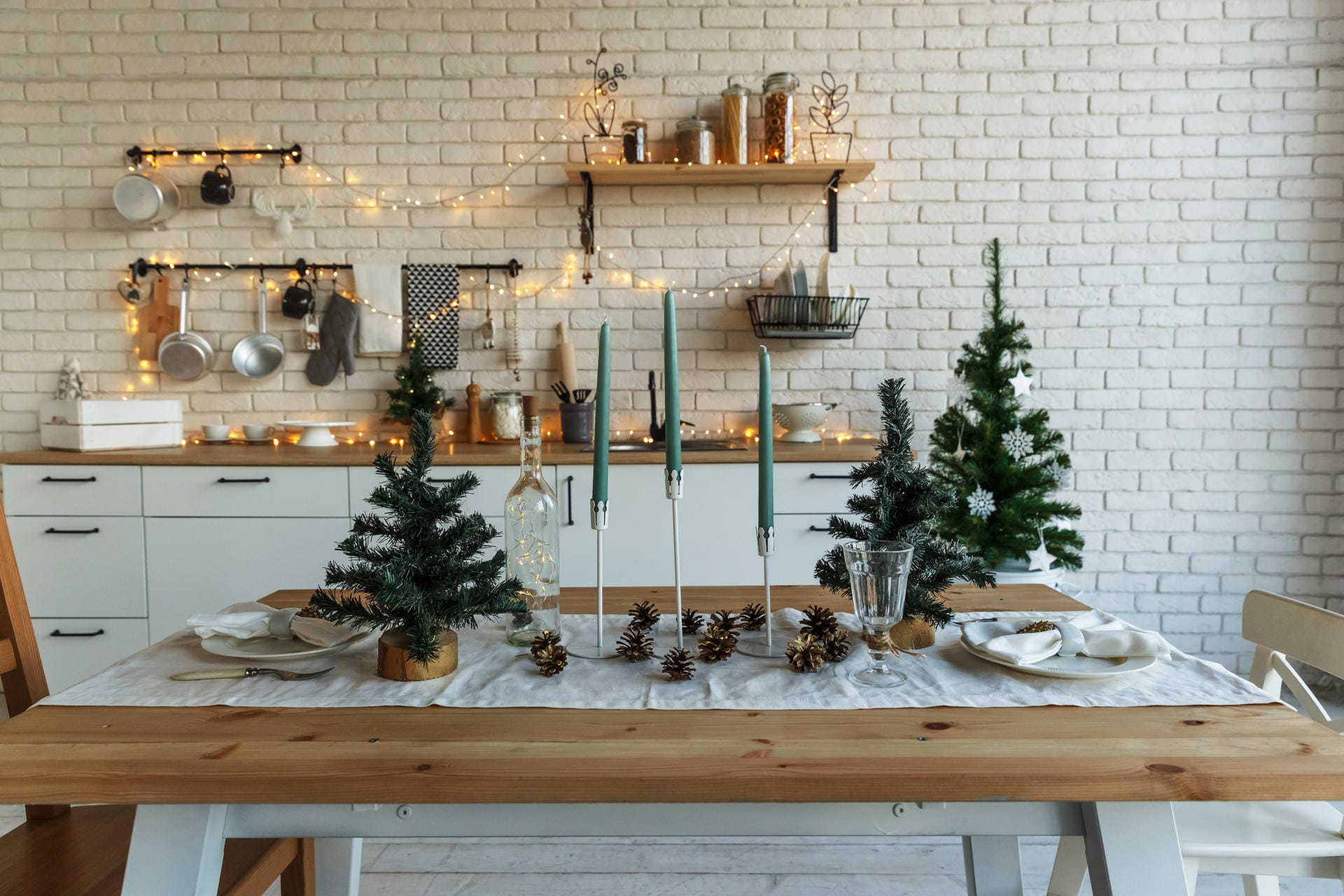 Weihnachtlicher Esstisch und geschmückte Küchenzeile: Tannenbäume und Lichter sind eine klassische Weihnachtsdekoration, die natürlich auch auf dem Esstisch zur Geltung kommen kann.