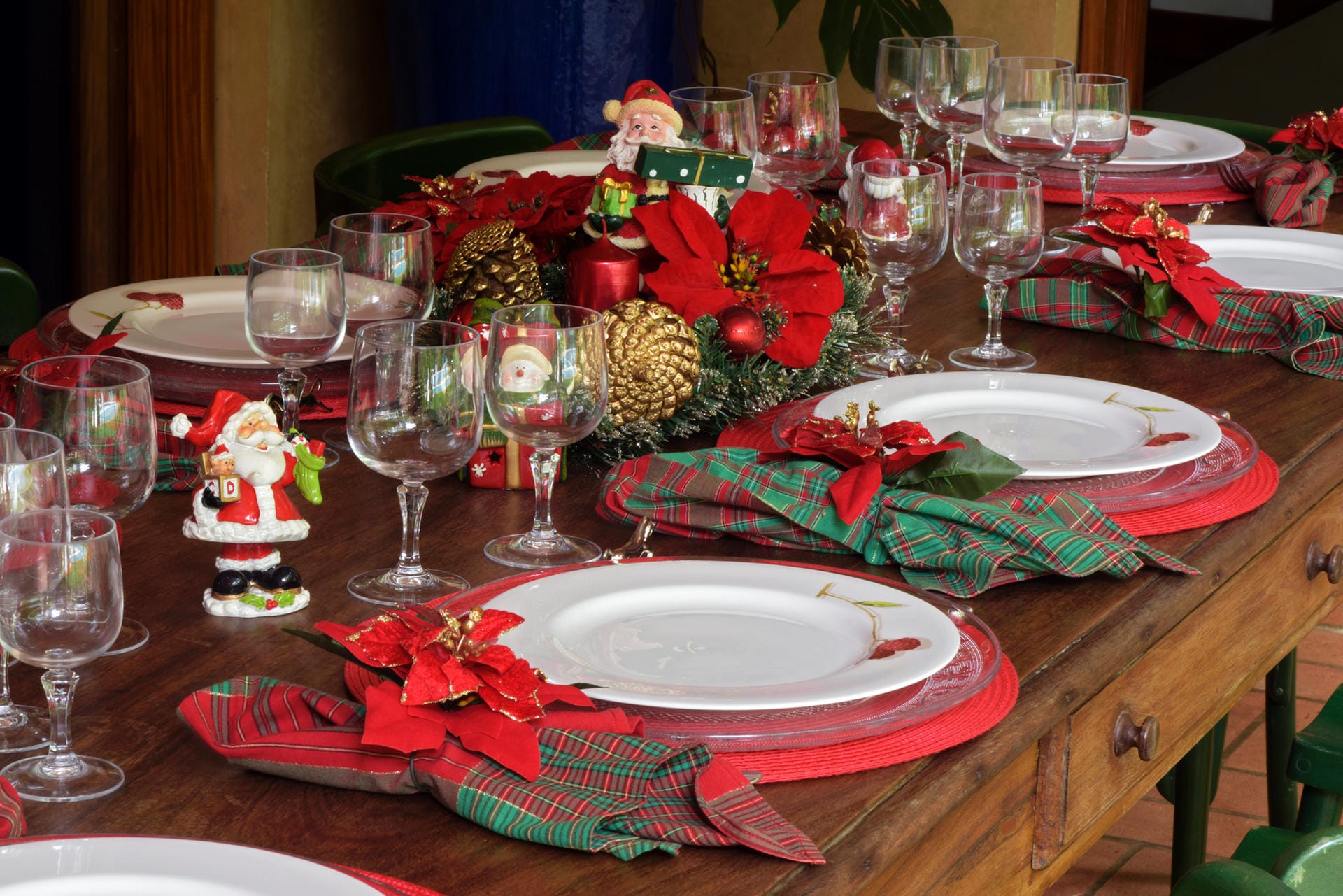 Weihnachtlich gedeckter Tisch: Sie können natürlich auch klassisch in rot und gold und mit Weihnachtsmännern, Weihnachtssternen und Tannenzweigen oder Adventskränzen dekorieren.