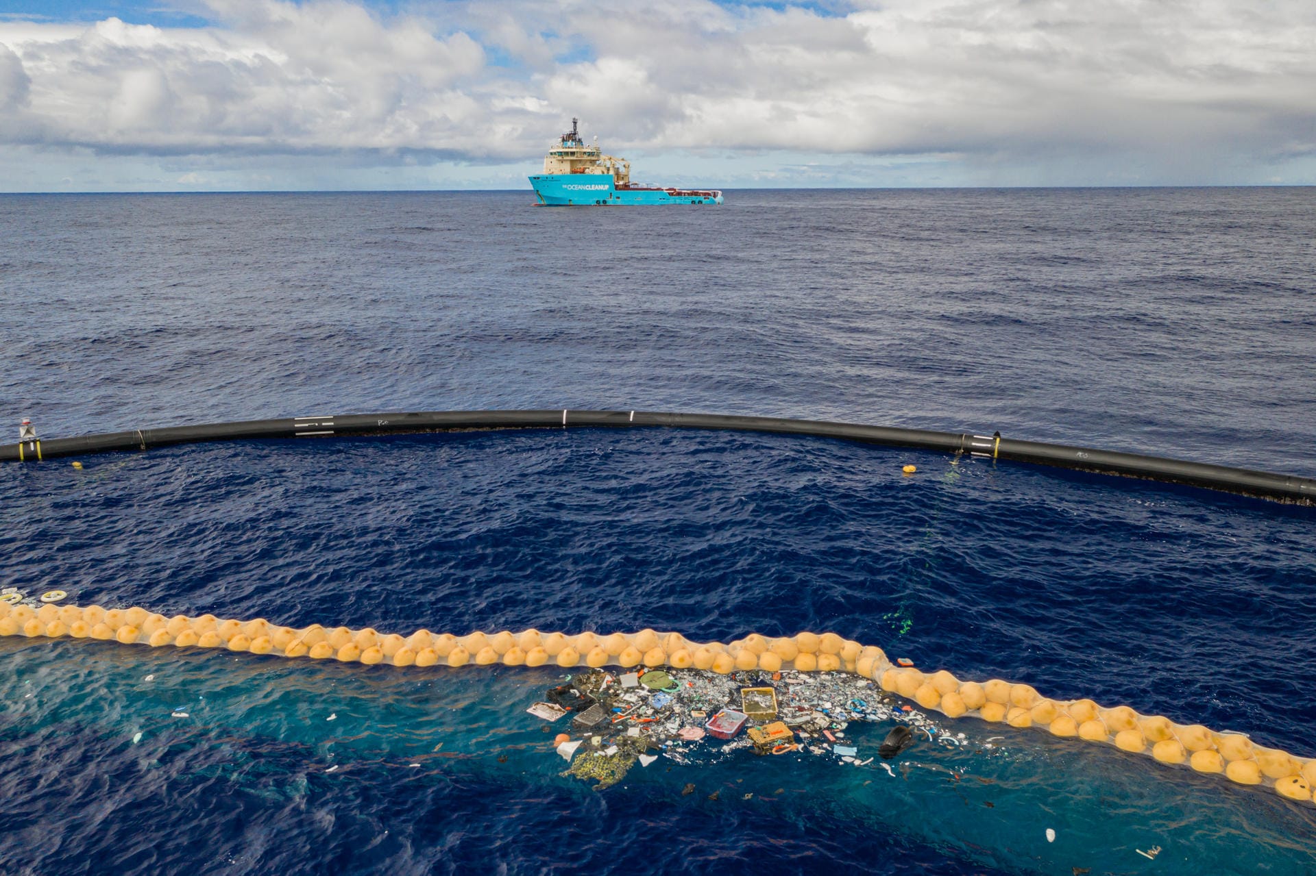 The Ocean Cleanup: Das System treibt den Müll zusammen, sodass er sich leicht einsammeln lässt.