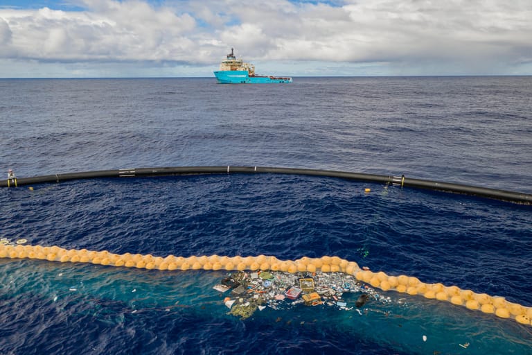 The Ocean Cleanup: Das System treibt den Müll zusammen, sodass er sich leicht einsammeln lässt.
