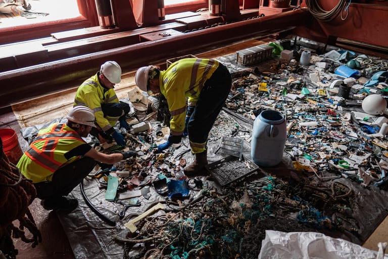 Mitarbeiter von The Ocean Cleanup: Sie sortieren den gesammelten Müll, um ihn später recyceln zu können.