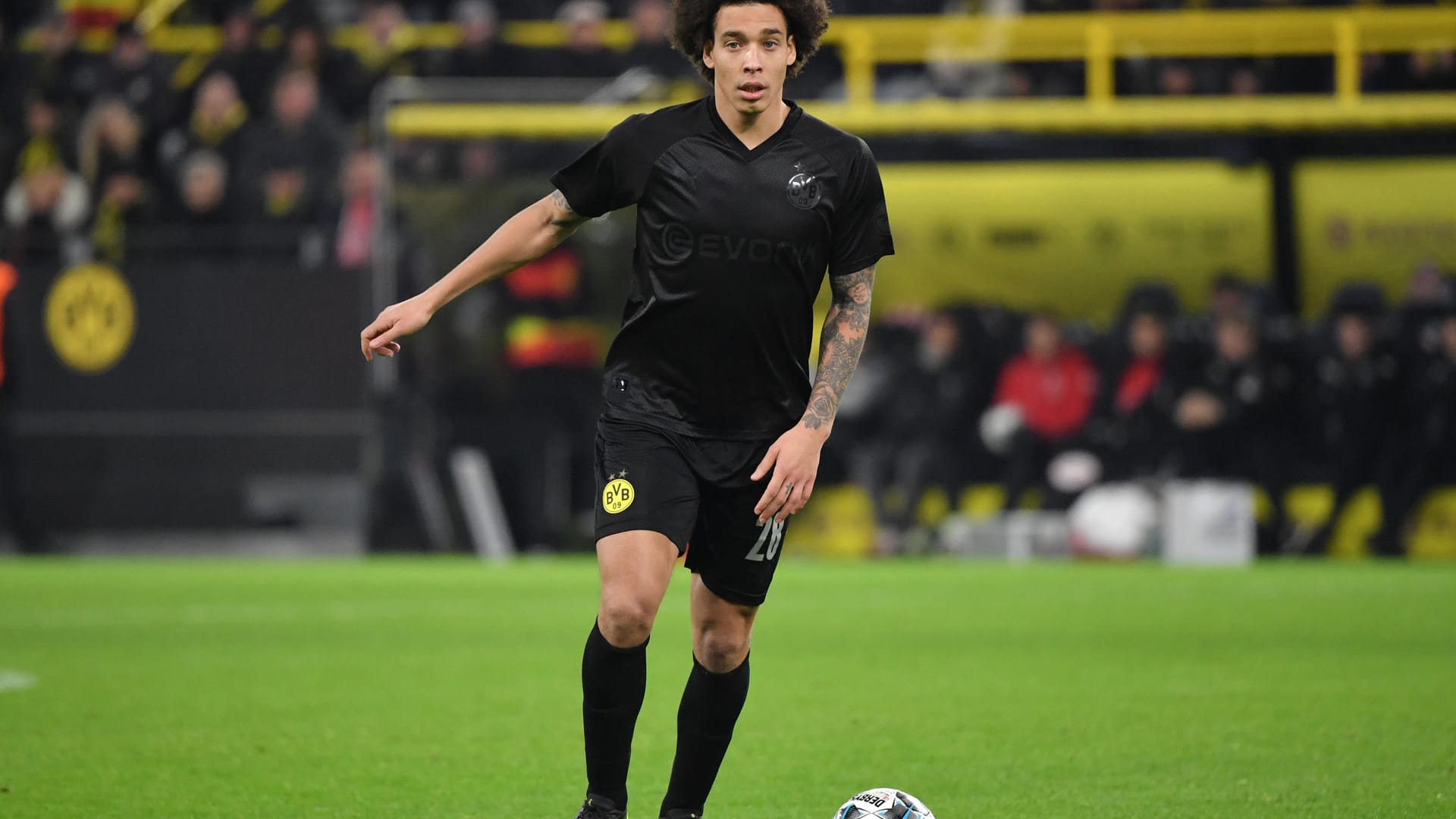 Borussia Dortmunds Spieler Axel Witsel verletzte sich in seinem Haus so schwer, dass er für den Rest des Jahres ausfällt. Nun stellt t-online.de 10 weitere kuriose Verletzungsursachen bei Fußballern vor.