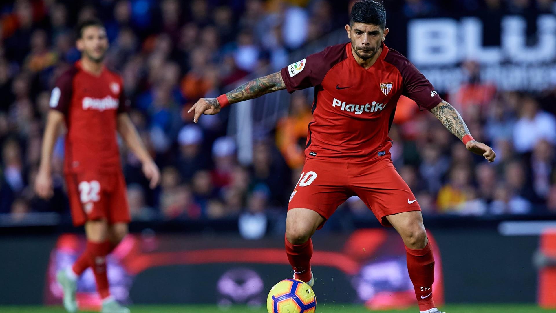 Ever Banega (FC Valencia): Eigentlich wollte der Argentinier nur sein Auto tanken. Doch als Banega aus dem Auto ausstieg und an der Tanksäule stand, kam der Wagen ins Rollen. Der damalige Spieler des FC Valencia wollte das Auto mit seinem Fuß stoppen. Jedoch brach sein Fuß bei der Aktion. Danach musste Banega sechs Monate mit dem Fußball pausieren.