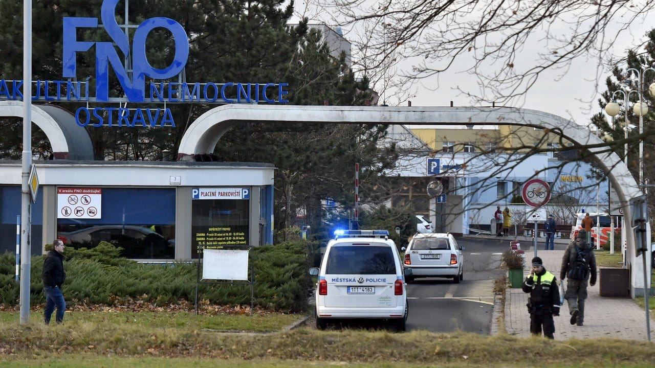 Sicherheitskräfte auf dem Gelände des Universitätsklinikums in Ostrava.