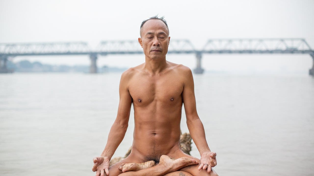 Do Duc Hoang, Anhänger der Freikörperkultur, genießt einen ruhigen Moment und meditiert.