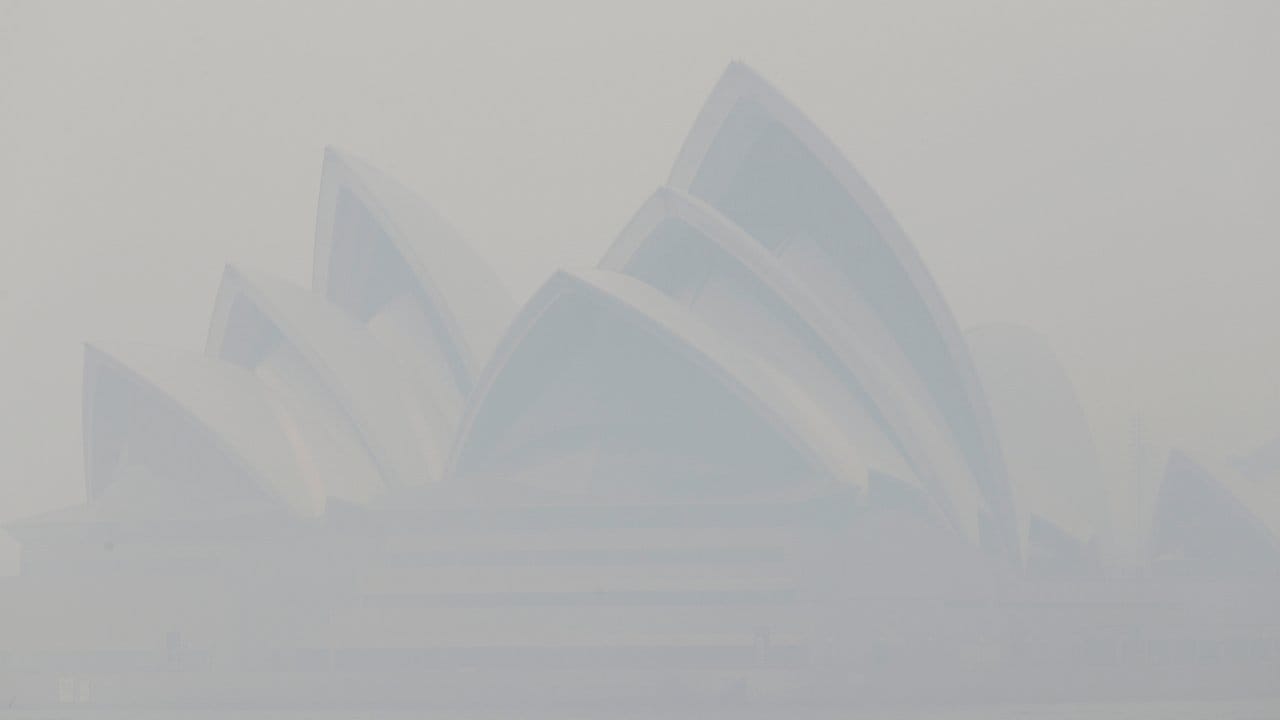 Kaum noch zu erkennen: Das Sydney Opera House ist in Rauch gehüllt.