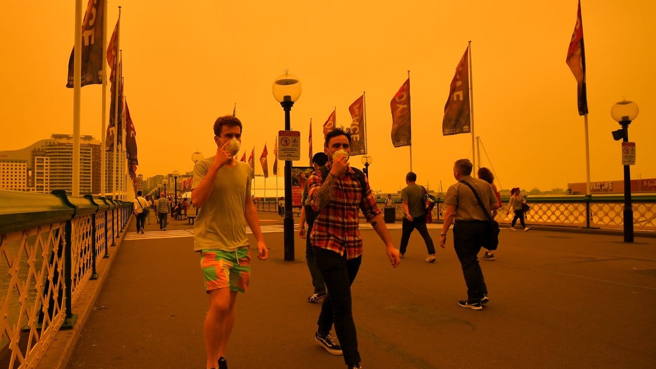 Viele Bewohner Sydneys tragen Atemschutzmasken, um sich vor den Rauchschwaden der nahen Buschbrände zu schützen.