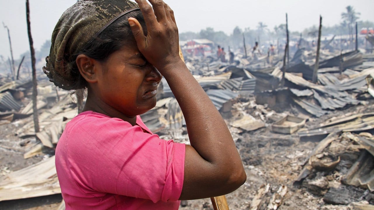 Eine Frau der Rohingya weint in einem Lager für Binnenvertriebene in Myanmar.