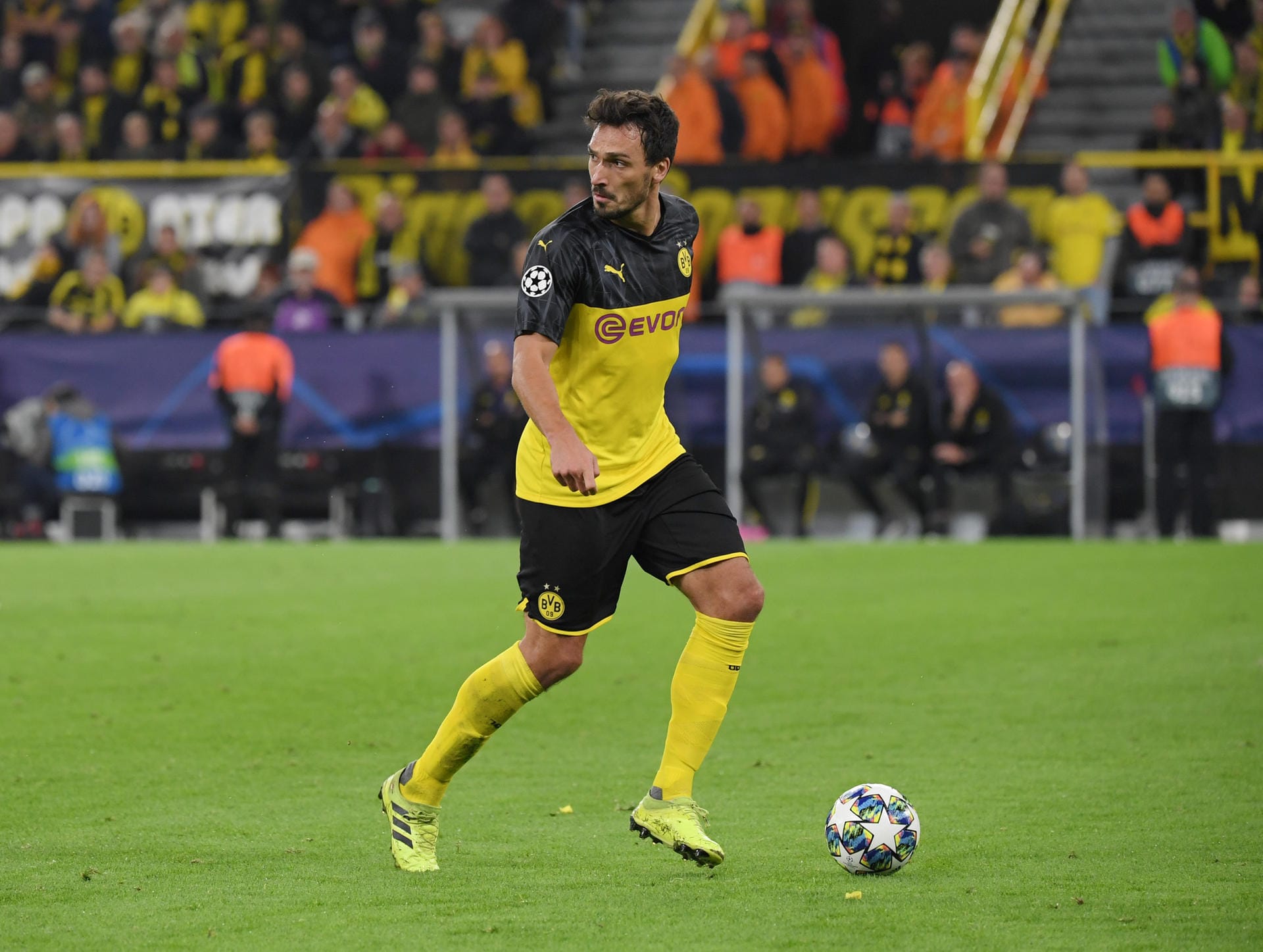 Mats Hummels: Auf der für ihn nicht optimalen Position des Zentralverteidigers absolvierte Hummels eine durchwachsene Partie. Zu oft rückte er aus der Abwehr nach vorn und versuchte frühzeitig zu attackieren. Vorm Treffer von Slavia zum 1:1 ging dieses Vorrücken nach hinten los. Note: 3