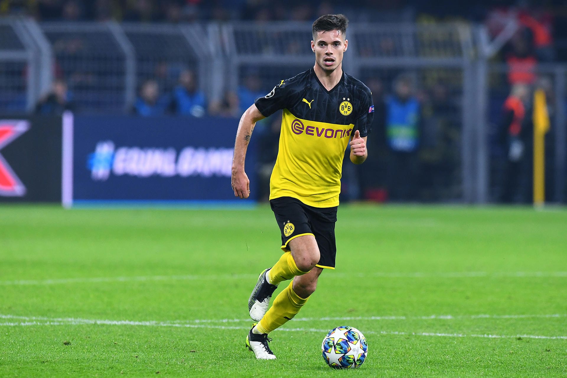 Julian Weigl: Als Ersatz für Axel Witsel machte er seine Sache an sich gut. Weigl fiel vor allem durch hohe Laufleistung auf und suchte im Mittelfeld häufig den Zweikampf. Seine ungestüme Zweikampfführung führte allerdings zum Platzverweis. Note: 4