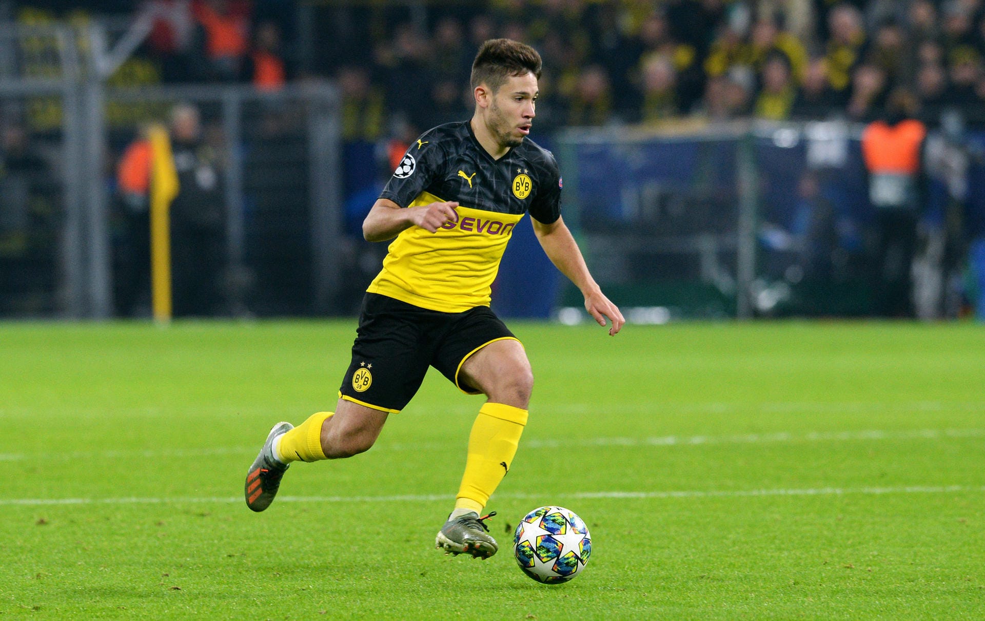 Raphael Guerreiro: Auf der linken Seite machte er ordentlich Meter und kombinierte vielfach mit Jadon Sancho. Guerreiro hat aber auch schon auffälligere Partien gespielt. Note: 3