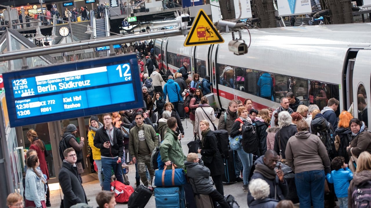 Reisende an einem Bahnhof: Der Grünen-Fraktionschef im Bundestag, Anton Hofreiter, glaubt nicht, dass Bahntickets im Fernverkehr schon Anfang 2020 billiger werden.