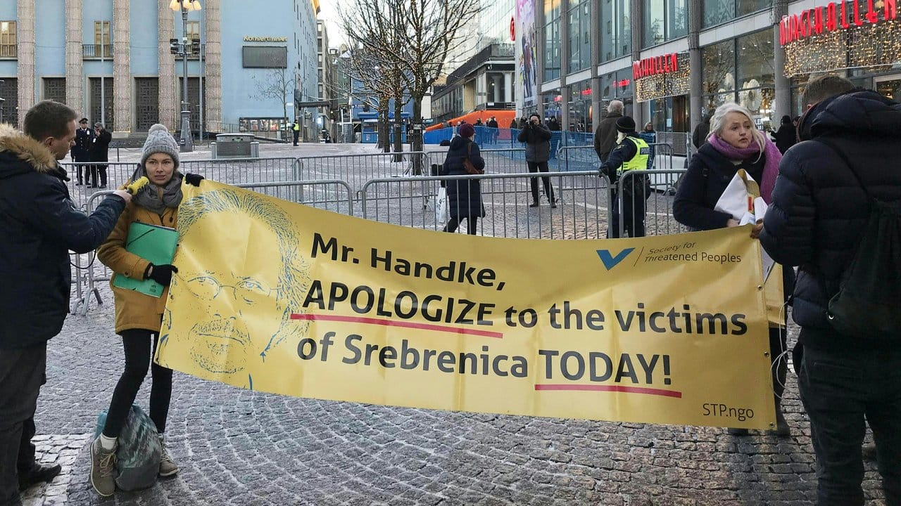 Menschen demonstrieren gegen die Vergabe des Literaturnobelpreises an den Österreicher Peter Handke.