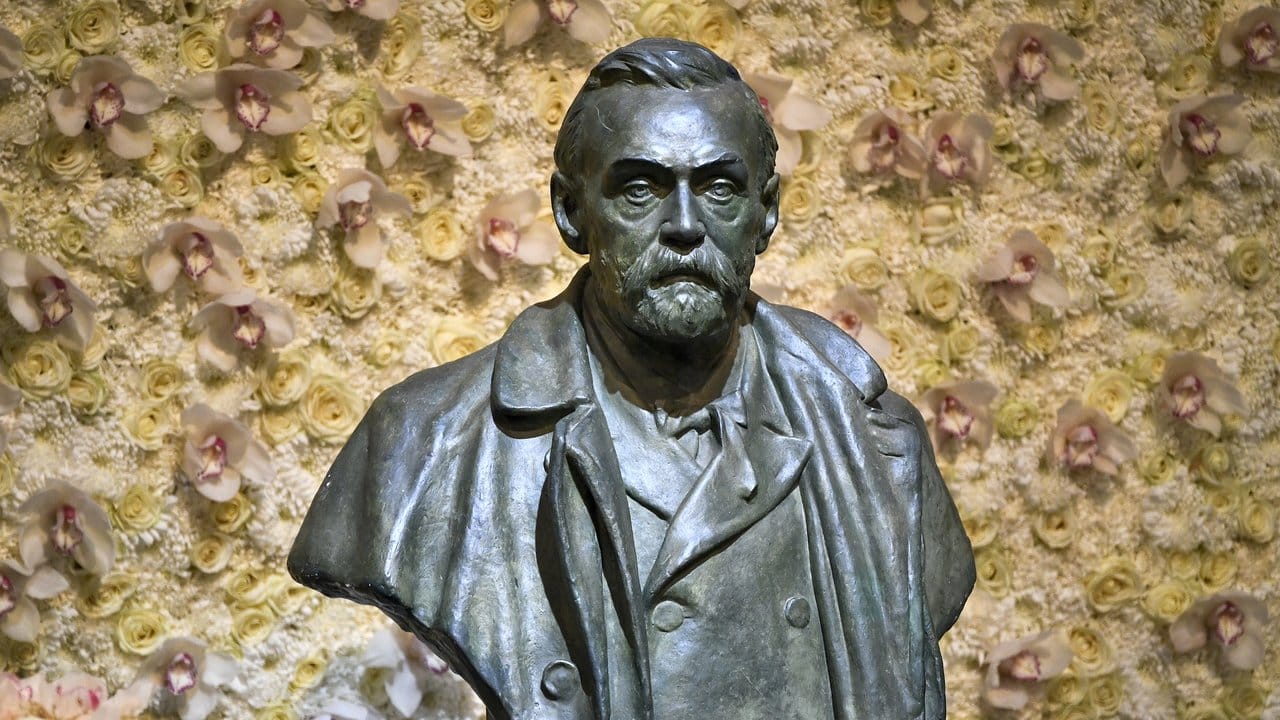 Eine Bronzebüste von Alfred Nobel, dem Namensgeber des Preises.