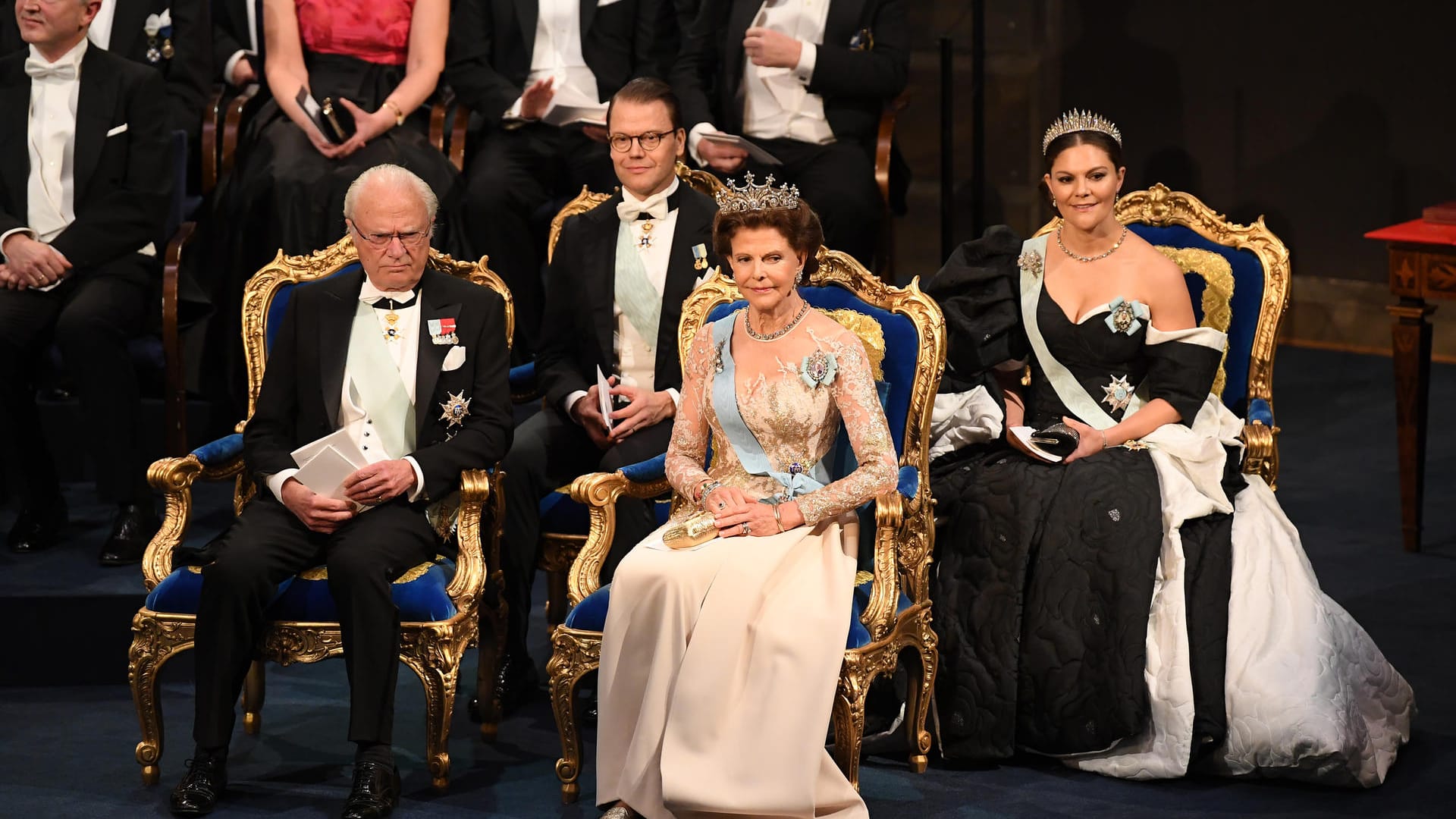 König Carl XVI Gustaf von Schweden, Prinz Daniel von Schweden, Königin Silvia von Schweden und Kronprinzessin Victoria bei der Nobelpreis-Gala