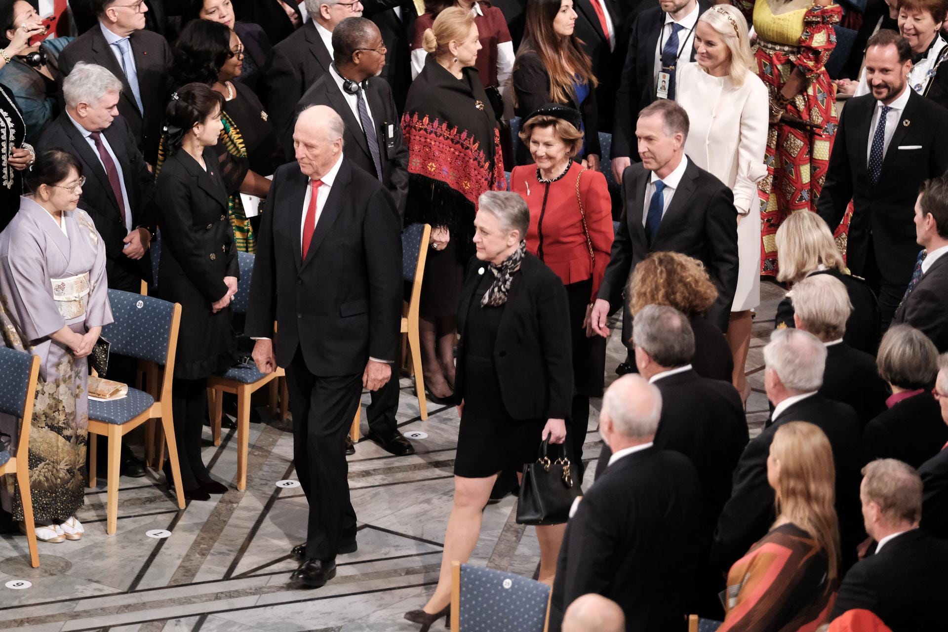 Im norwegischen Oslo fand die Verleihung für den Friedensnobelpreis statt: Dort waren unter anderem König Harald von Norwegen, Königin Sonja von Norwegen, Kronprinzessin Mette Marit und Kronprinz Haakon von Norwegen vor Ort