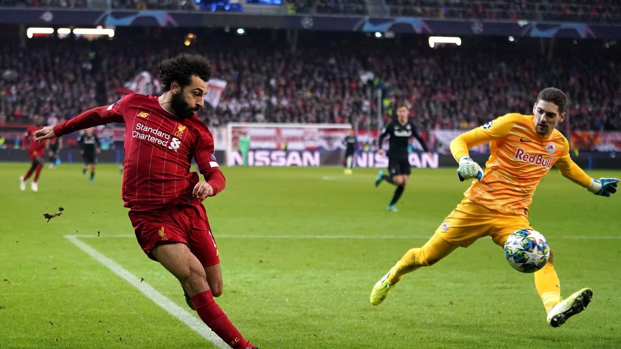 Mohamed Salah (l) vom FC Liverpool erzielt gegen Salzburgs Keeper das Tor zum 2:o:.