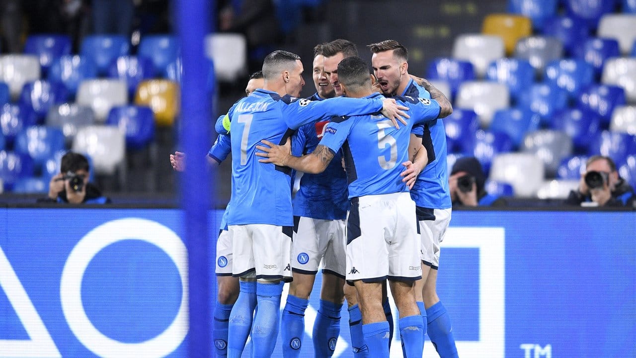 Neapels Spieler feiern den Treffer von Arkadiusz Milik (M) im Spiel gegen KRC Genk.