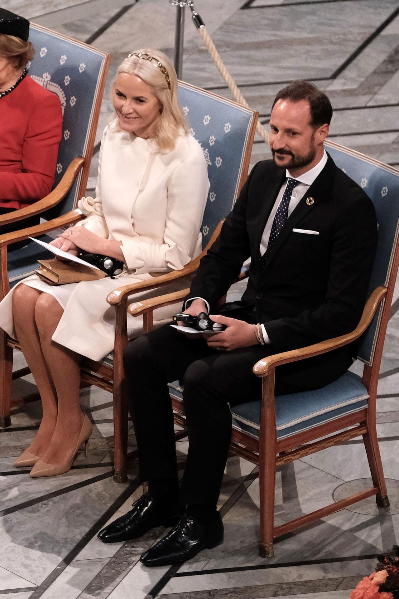 Für Norwegens Kronprinzessin Mette Marit ist es der erste internationale Auftritt nachdem sie wegen der Epstein-Affäre in die Schlagzeilen geriet und öffentlich bekundete, ihre Verbindung zu dem Mann zu bereuen. Ihr Ehemann Prinz Haakon sitzt neben ihr.