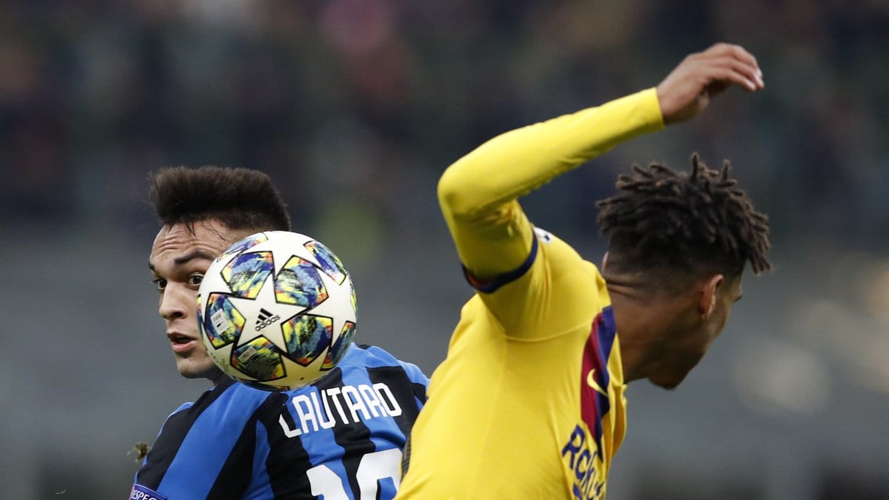 Lautaro Martinez (l) von Inter Mailand und Jean-Clair Todibo vom FC Barcelona kämpfen um den Ball.