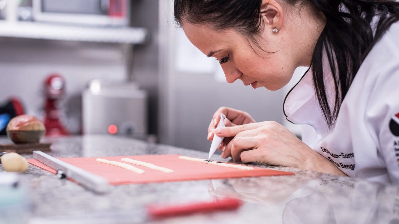 Persönliche Botschaften, grafische Details oder Marzipanapplikationen: Schokoladen-Sommelière Stefanie Bengelmann verziert Schoko-Figuren gerne individuell. Persönliche Botschaften, grafische Details oder Marzipanapplikationen: Schokoladen-Sommelière Stefanie Bengelmann verziert Schoko-Figuren gerne individuell.