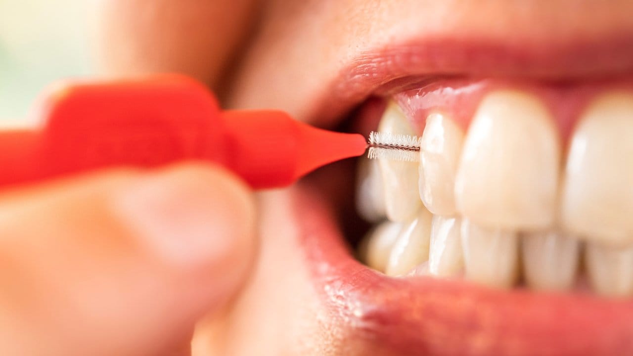 Unverzichtbare Interdentalbürste: Eine regelmäßige Reinigung der Zahnzwischenräume ist sehr wichtig - denn gerade dort sammeln sich Keime. Unverzichtbare Interdentalbürste: Eine regelmäßige Reinigung der Zahnzwischenräume ist sehr wichtig - denn gerade dort sammeln sich Keime.