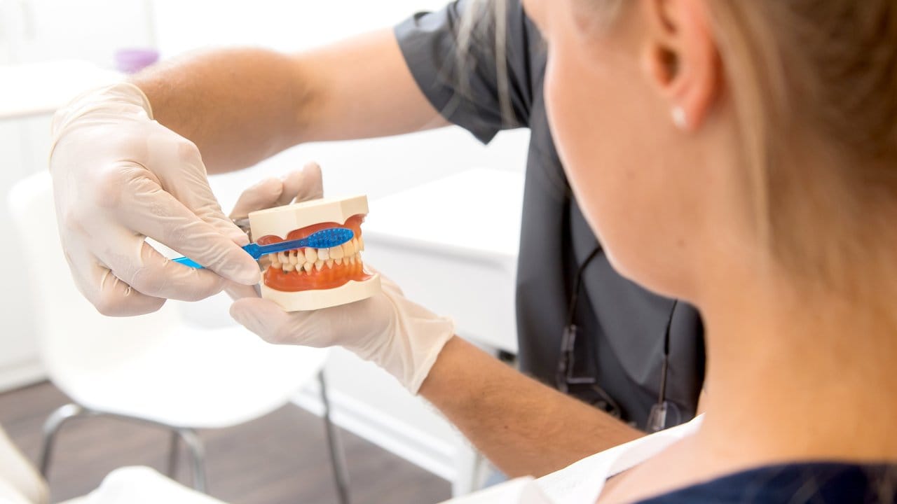 Professionell beraten lassen: Auch gründliche Mundhygiene ersetzt den regelmäßigen Zahnarztbesuch nicht. Professionell beraten lassen: Auch gründliche Mundhygiene ersetzt den regelmäßigen Zahnarztbesuch nicht.