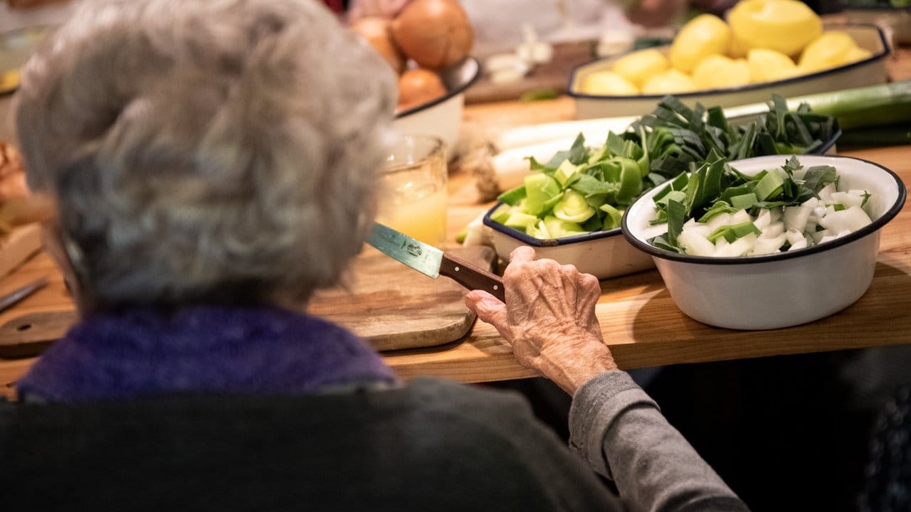 Seniorinnen aus einem Pflegeheim in Rüdersdorf schnippeln die Zutaten die Funzelsuppe.