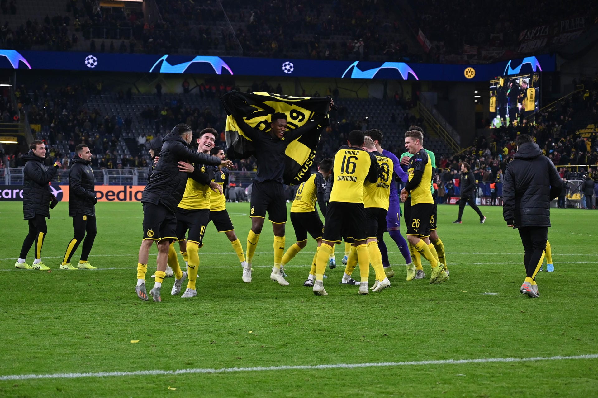 AS (Spanien): Sancho, Brandt und Barcas Gunst helfen Dortmund. Das Team erreichte das scheinbar Unmögliche und zog ins Achtelfinale ein. AS (Spanien): Sancho, Brandt und Barcas Gunst helfen Dortmund. Das Team erreichte das scheinbar Unmögliche und zog ins Achtelfinale ein.