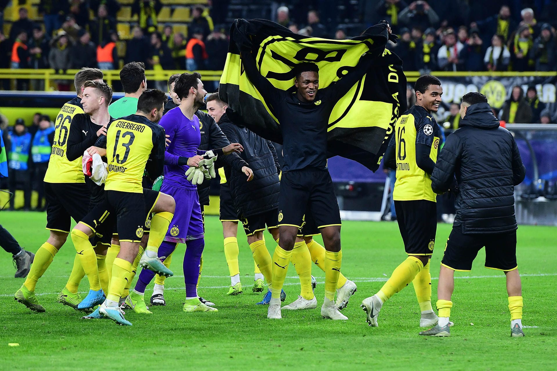 Borussia Dortmund zieht durch einen knappen 2:1-Sieg gegen Slavia Prag ins Achtelfinale der Champions League ein. t-online.de hat für Sie verschiedene Stimmen aus internationalen Medien zusammengefasst. Borussia Dortmund zieht durch einen knappen 2:1-Sieg gegen Slavia Prag ins Achtelfinale der Champions League ein. t-online.de hat für Sie verschiedene Stimmen aus internationalen Medien zusammengefasst.