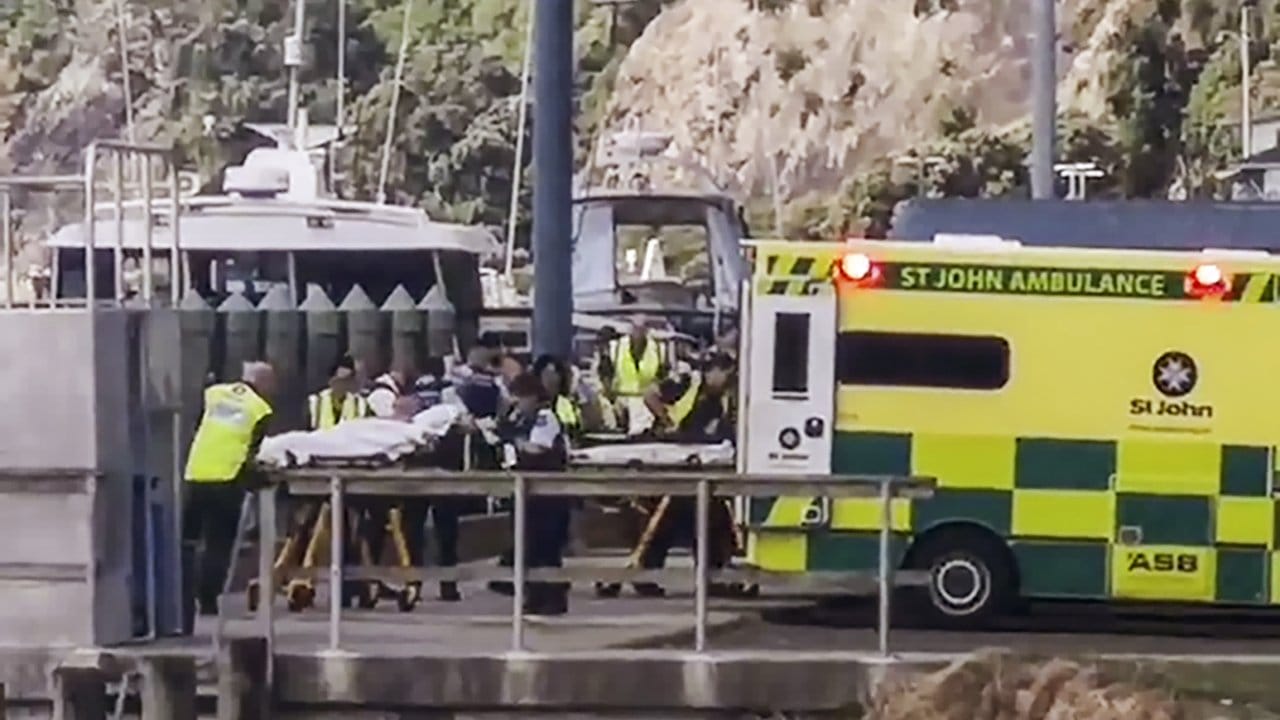 Dieses von NZME zur Verfügung gestellte Videostandbild zeigt Verletzte, die von Krankenwagen abtransportiert werden.