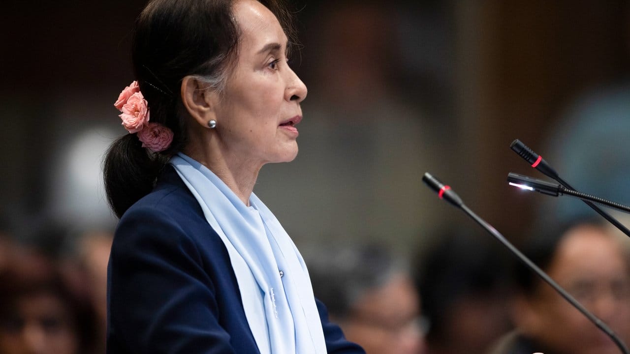 Aung San Suu Kyi, de facto Regierungschefin von Myanmar, spricht am zweiten Tag der dreitägigen Anhörungen.
