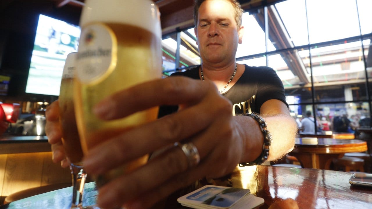Ein Bier muss schon sein: Der deutsche Sänger Peter Wackel ist an der Playa de Palma ein Superstar.