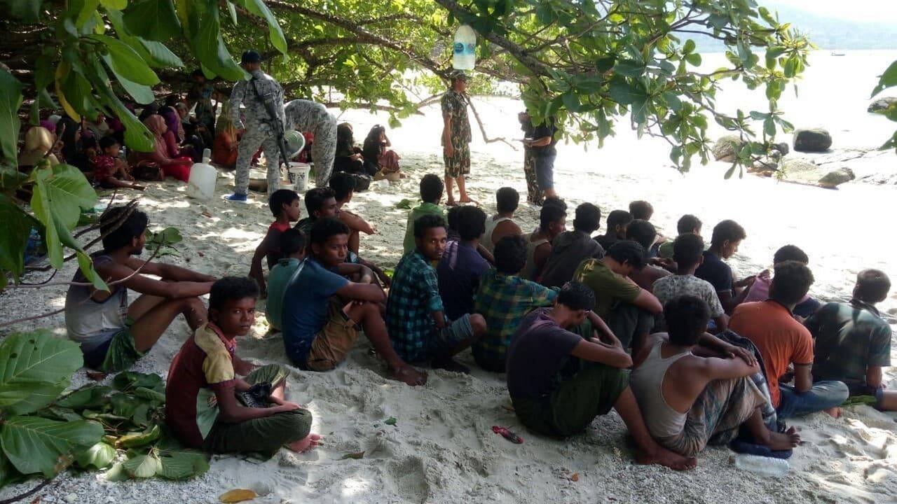 Rohingya-Flüchtlinge werden auf der Insel Ko Ra Wi von thailändischen Sicherheitskräften bewacht, nachdem ihr Boot gesunken war.