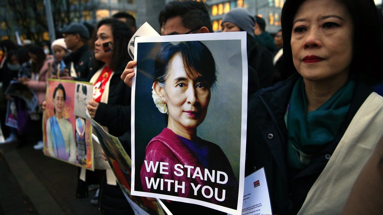 Unterstützer von Aung San Suu Kyi, de facto Regierungschefin von Myanmar, vor dem Internationalen Gerichtshof in Den Haag.