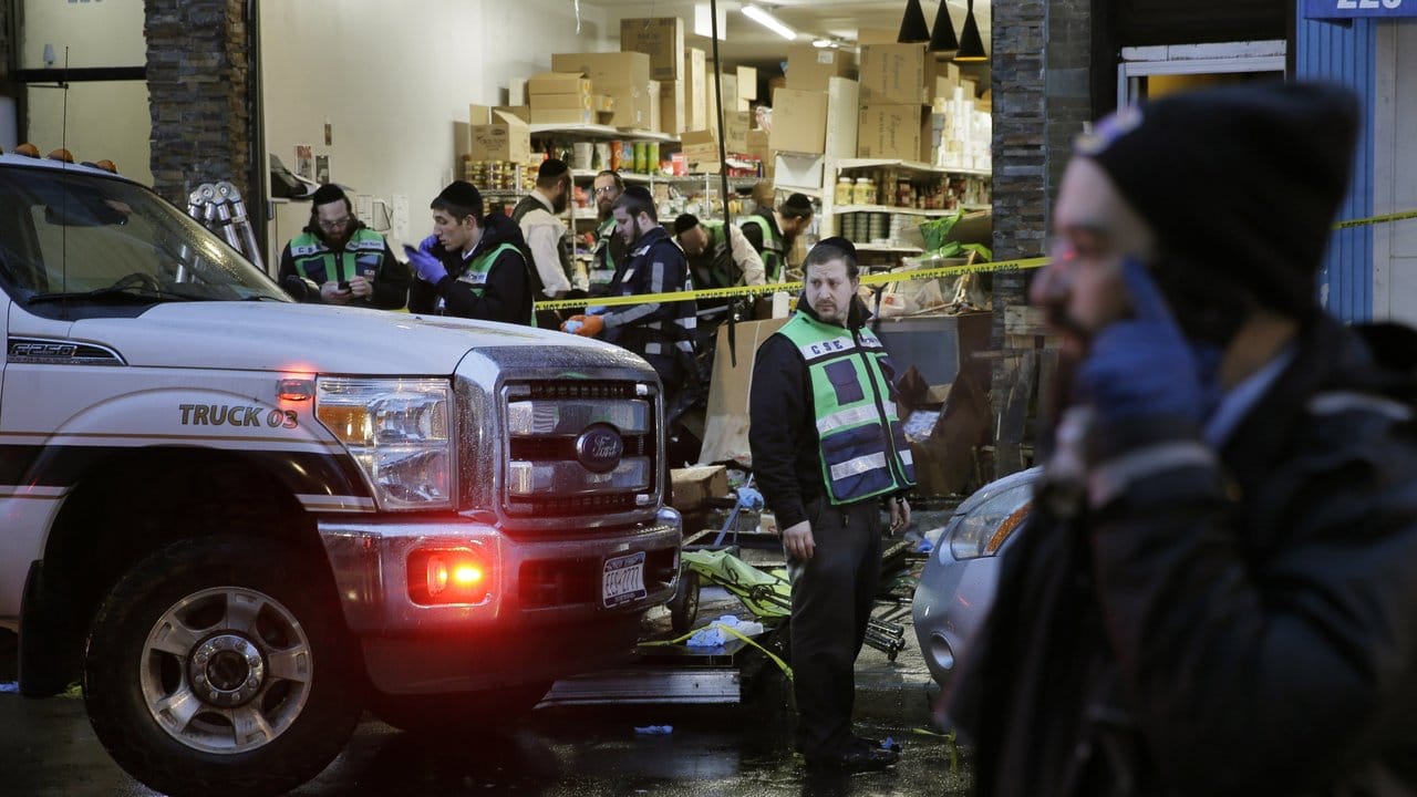 Rettungskräfte arbeiten in dem koscheren Supermarkt, wo bei einem stundenlangen Schusswechsel sechs Menschen starben.