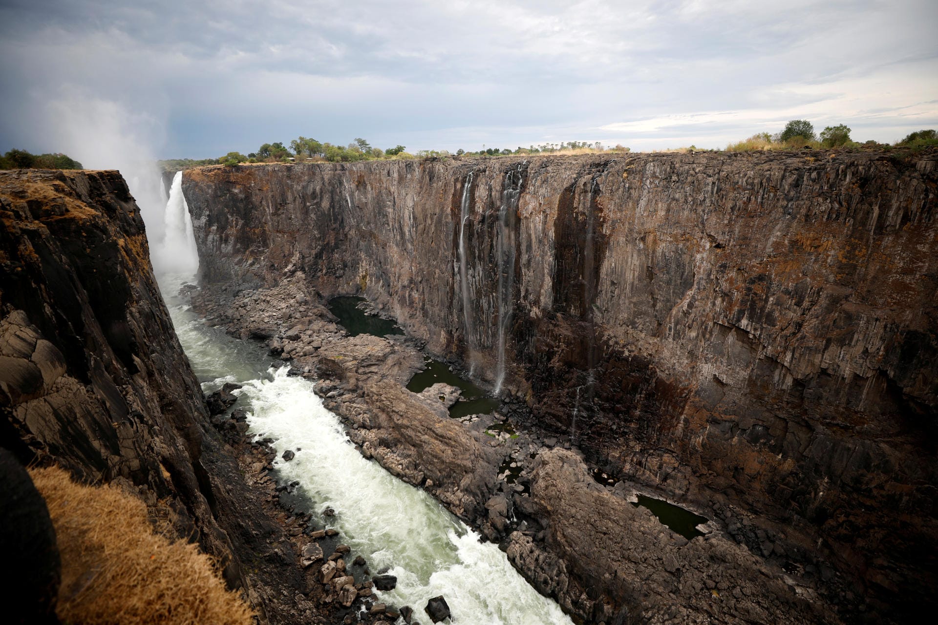 Trockenzeit: Das Bild zeigt die Victoria Falls in Simbabwe am 4. Dezember 2019.