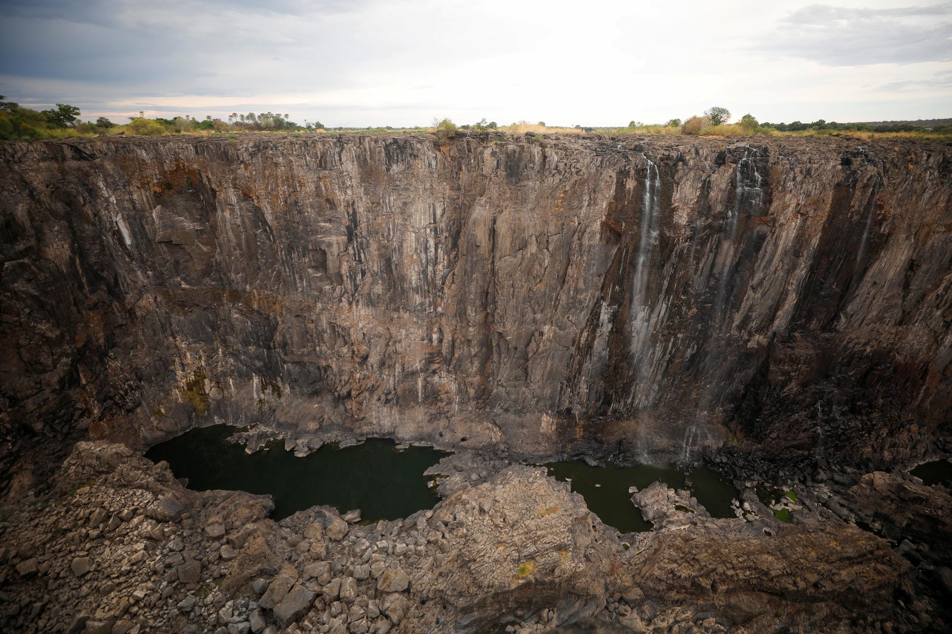 Das Gestein ist ausgetrocknet. Auf dieser Seite der Wasserfälle in Simbabwe ist kein Wasser mehr zu sehen.