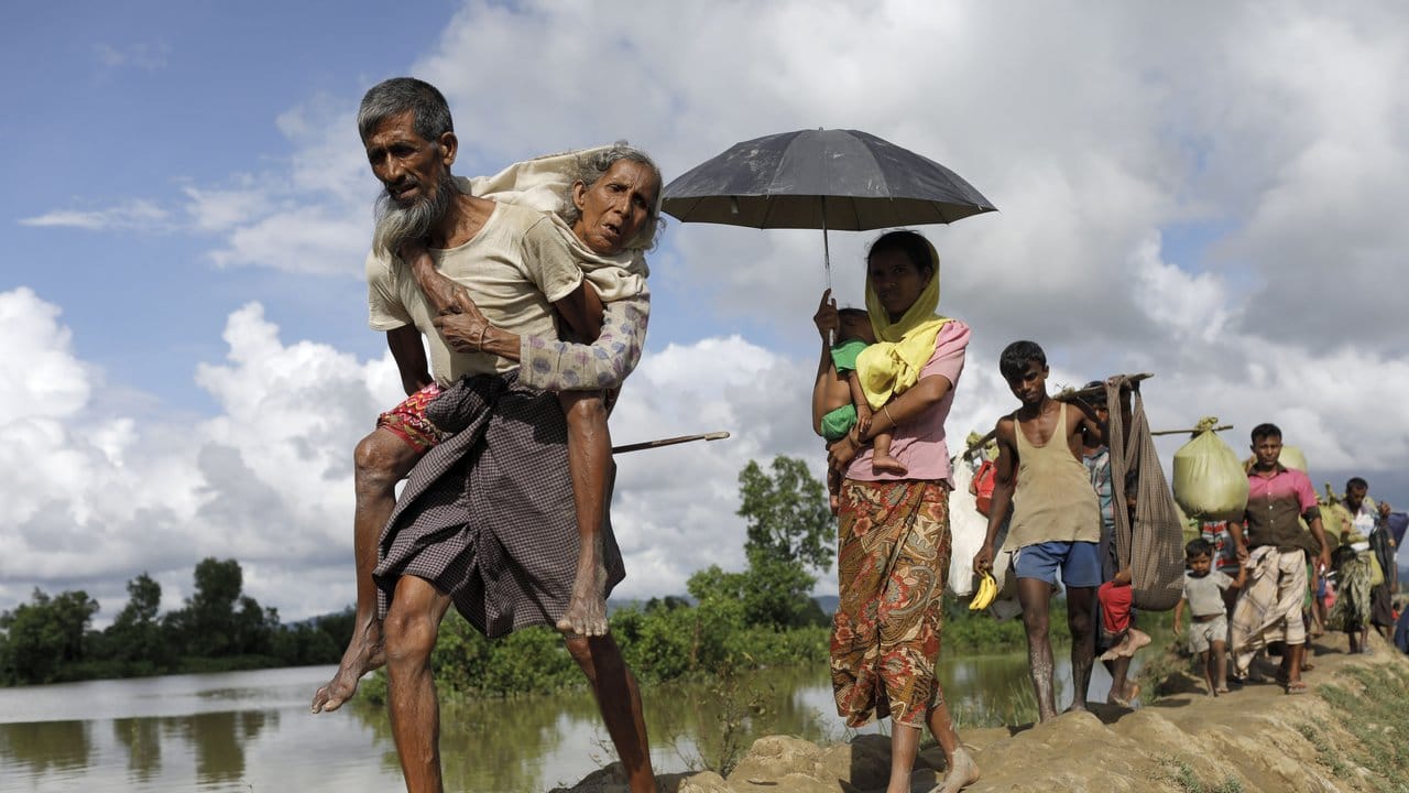 Herbst 2017: Flüchtlinge der muslimischen Rohingya-Minderheit überqueren die Grenze zwischen Bangladesch und Myanmar.