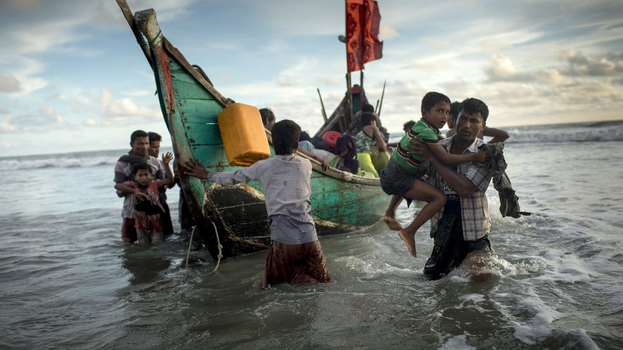 Aus Myanmar geflohene Rohingya gehen im Herbst 2017 auf einer Insel in Bangladesch an Land.